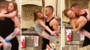 Otac pleše sa ćerkom u kuhinji